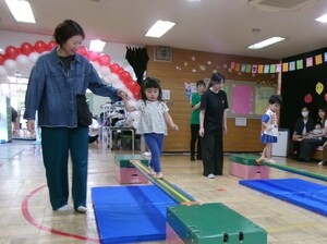 一本橋を渡っている写真