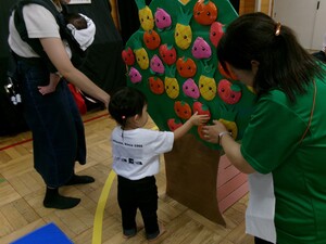 木に貼ってあるフルーツを選んでいる写真