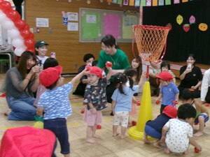 玉入れをしている写真