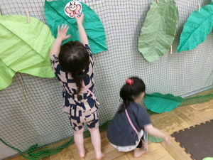 虫を探す写真