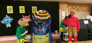 鬼が謝っている写真