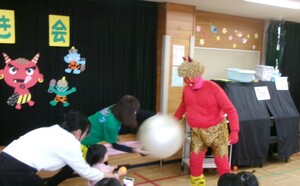 赤鬼に豆を当てている写真