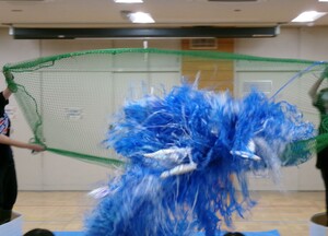 網から水色のスズランテープと魚が水揚げする写真