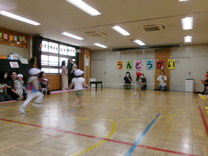 ホールで走っている写真