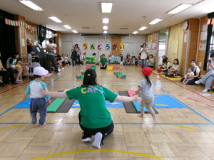 親子で競技をしている写真