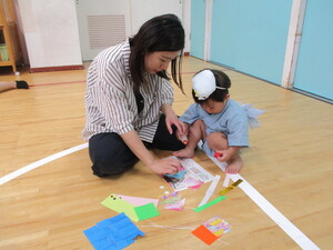 親子で七夕飾りを作る様子