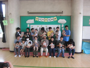 「パパといっしょにあそぼう!」ひよこクラブの集合写真です