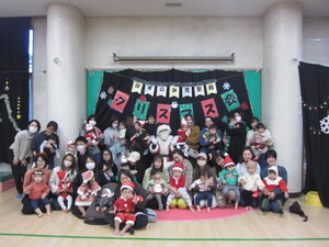 クリスマス会 うさぎクラブ 集合写真の様子