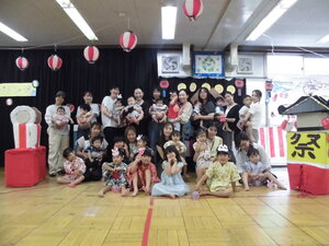 お神輿と和太鼓と一緒に夏祭りの集合写真