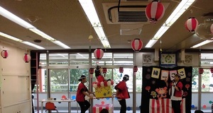 縁日ごっこでおみこし登場の写真