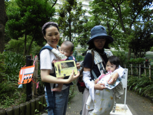 戸外で撮った乳幼児親子の写真