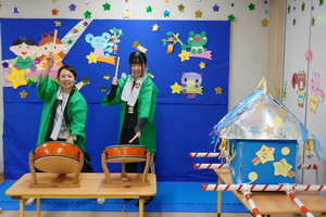 太鼓をたたいている写真
