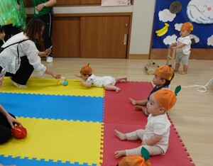 ひよこクラスのねんねハイハイレースの様子