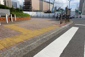写真:JR板橋駅前の板橋型BFブロック