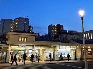 写真:暖色系の光を適用した駅前の様子