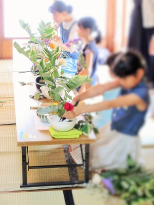 写真 夏休みこども華道・茶道体験講座1