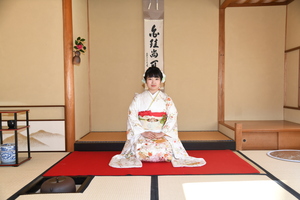 写真　茶室で成人が記念撮影