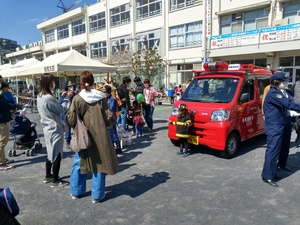 写真：消防車の前で記念撮影