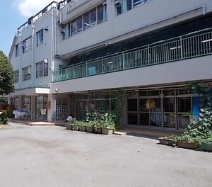 園庭から撮影した園舎の写真