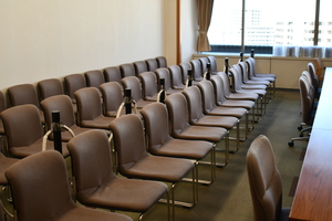 第二委員会室から第四委員会室の傍聴席(後ろ2列)の写真