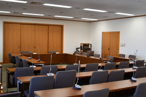 傍聴席から見た第二委員会室から第四委員会室の写真