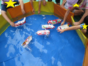 作った船を水に浮かべる