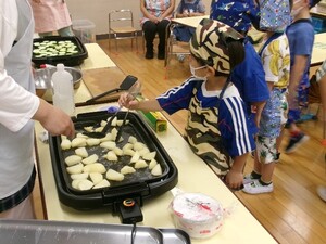 ホットプレートを使って調理しています。