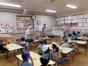 野菜の調理のお手伝いをしました。