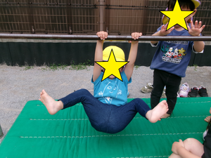 鉄棒をする3歳児