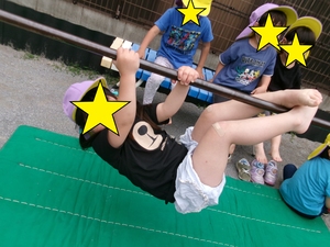 鉄棒をする3歳児