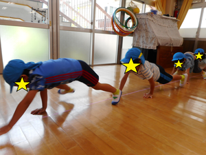 くま歩きで体幹を鍛える5歳児