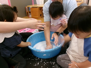 初めての水、感触遊び