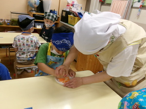 野菜の調理のお手伝いをしました。