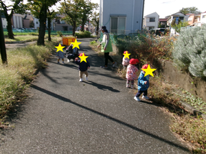 0歳児クラスが公園で探索を楽しんでいるところ
