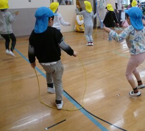 5歳児クラスが縄跳びを飛んでいる様子