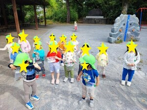拾ったどんぐりを入れたお散歩バックを持っているところ