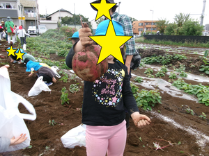 ほったお芋を持っているところ