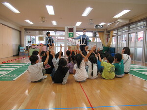 警察の方からお話を聞いているところ