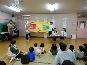 栄養の三色食品群についての説明を聞く様子