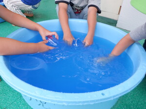 写真：色水遊びをしている写真