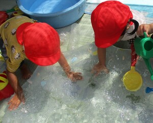写真：水遊びの様子