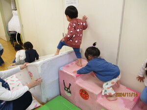 滑り台で遊ぶ子ども達