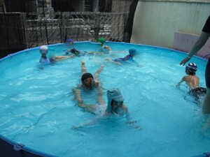 プールに入って遊んでいます