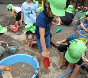 4歳児が泥遊びをしています