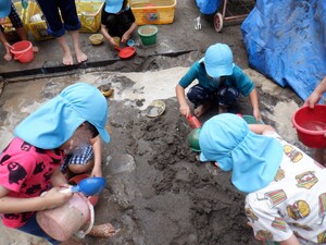 5歳児が泥遊びをしています