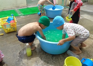 3歳児が色水で遊んでいます