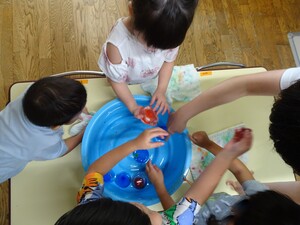 3歳児が氷遊びをしています