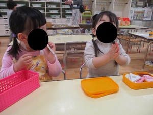 室内遊び見立て遊びの様子