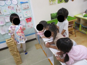 板状の木製積み木で遊ぶ様子