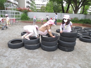 タイヤを使って遊んでいます